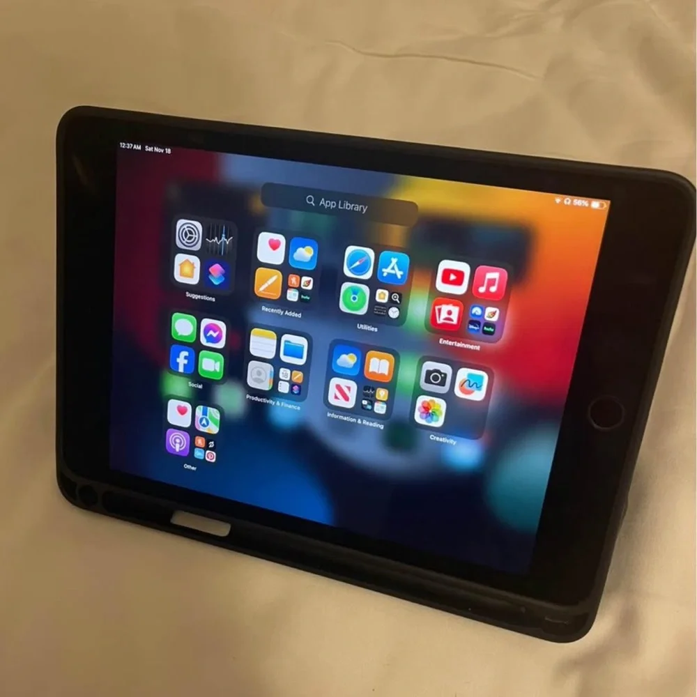 iPad mini 5th Gen with Smart Cover and Apple Pencil - Picture 2 of 4